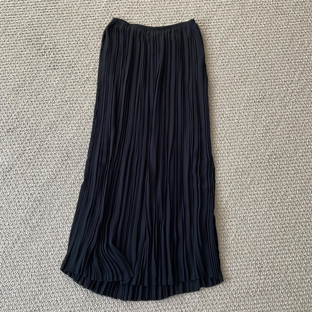 Vince long black skirt pleated size 2 new with tags